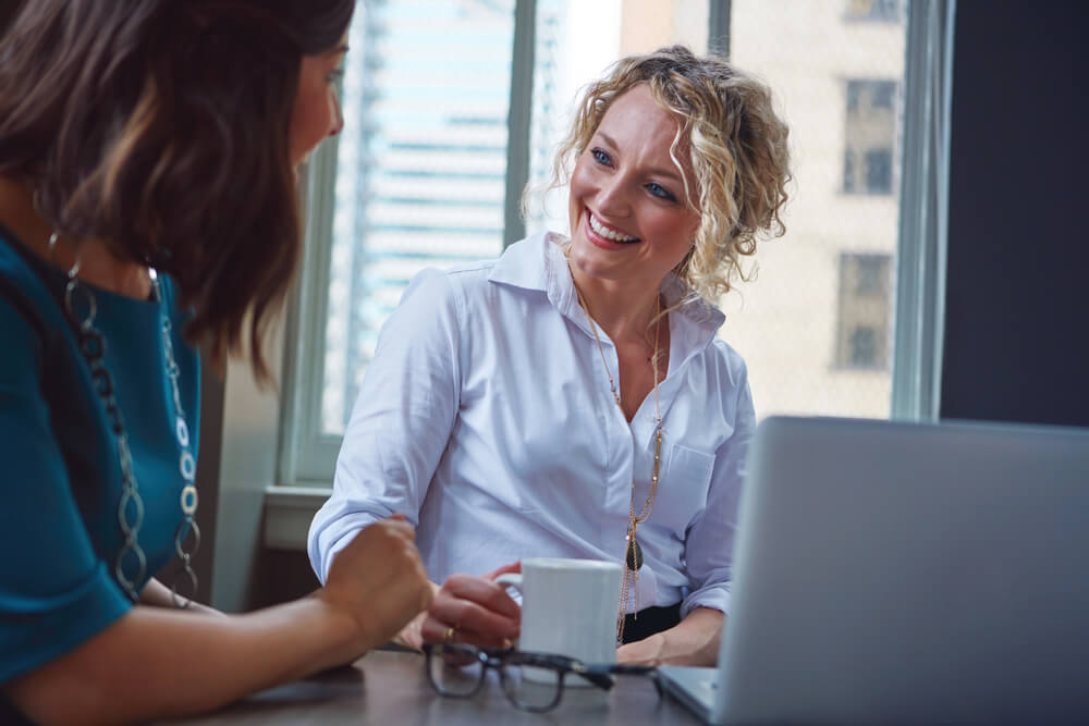 Lernvorbilder Lernvorbilder: zwei Kolleginnen unterhalten sich bei einer Tasse Kaffee